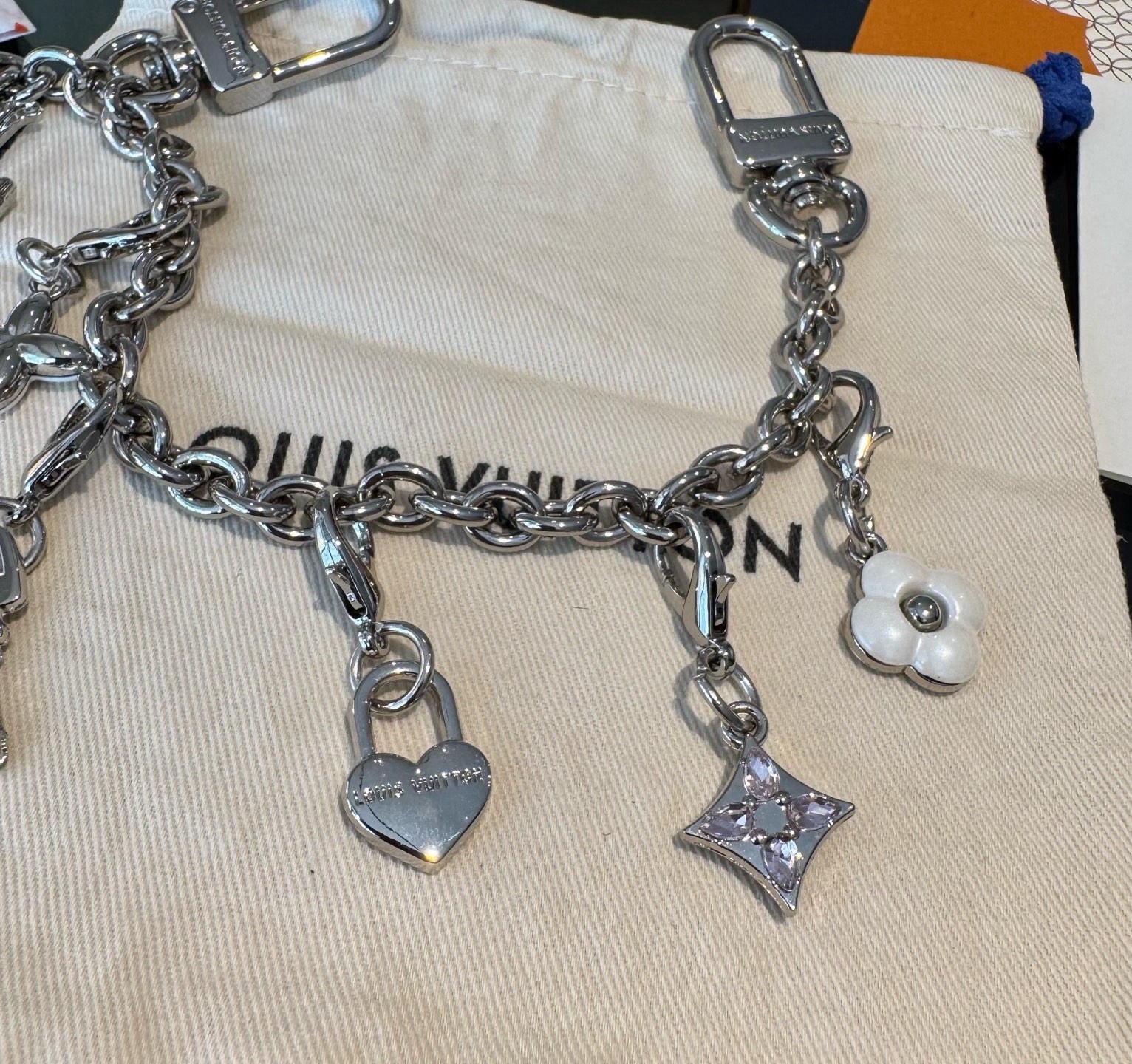 lv钥匙扣 官网新款 包包链条挂件 多功能链条 包饰&包包肩带延长链本款链条包饰出自路易威登x村上隆复刻