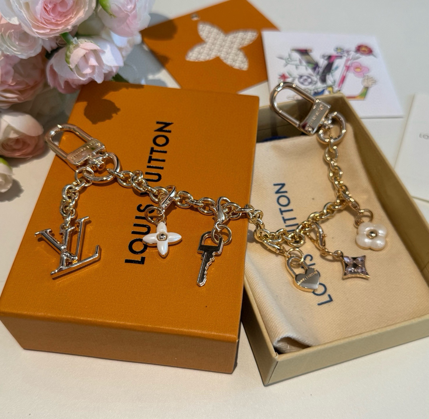 lv钥匙扣 官网新款 包包链条挂件 多功能链条 包饰&包包肩带延长链本款链条包饰出自路易威登x村上隆复刻