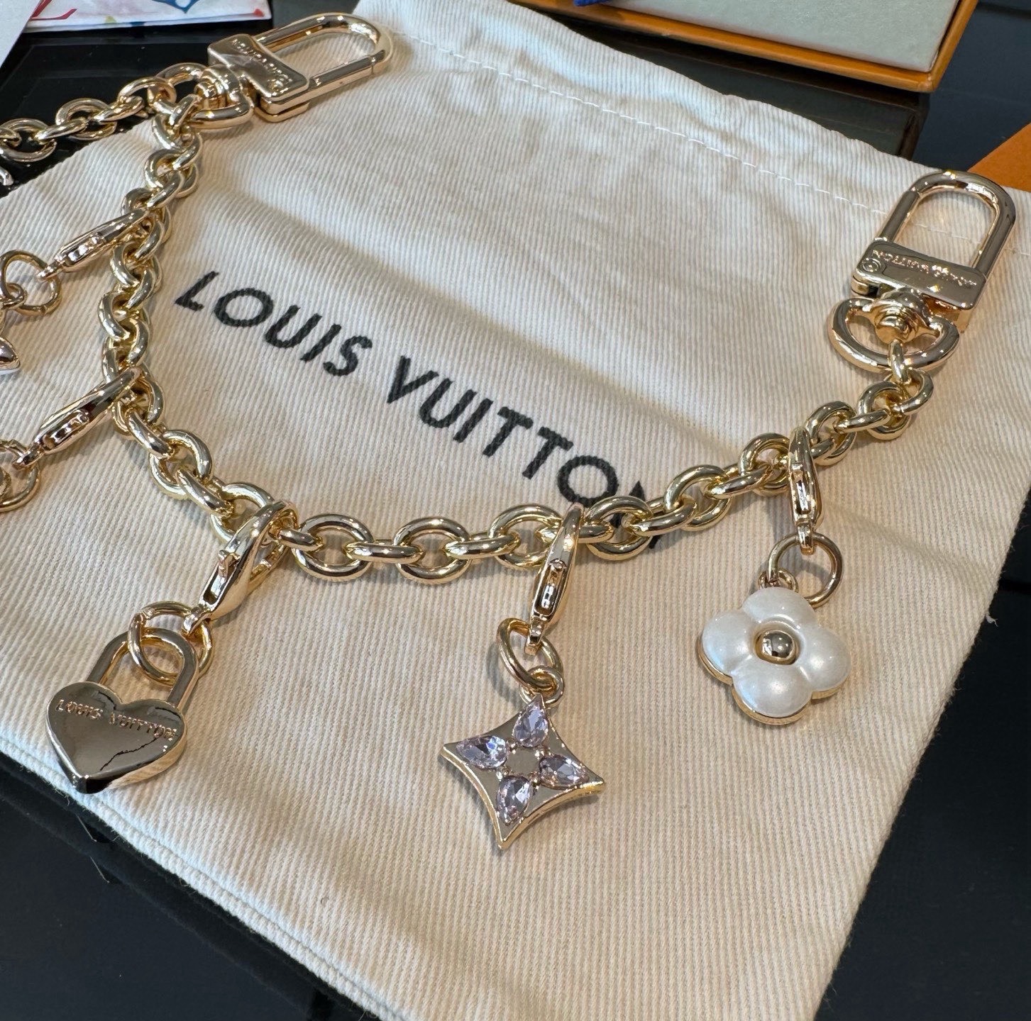 lv钥匙扣 官网新款 包包链条挂件 多功能链条 包饰&包包肩带延长链本款链条包饰出自路易威登x村上隆复刻