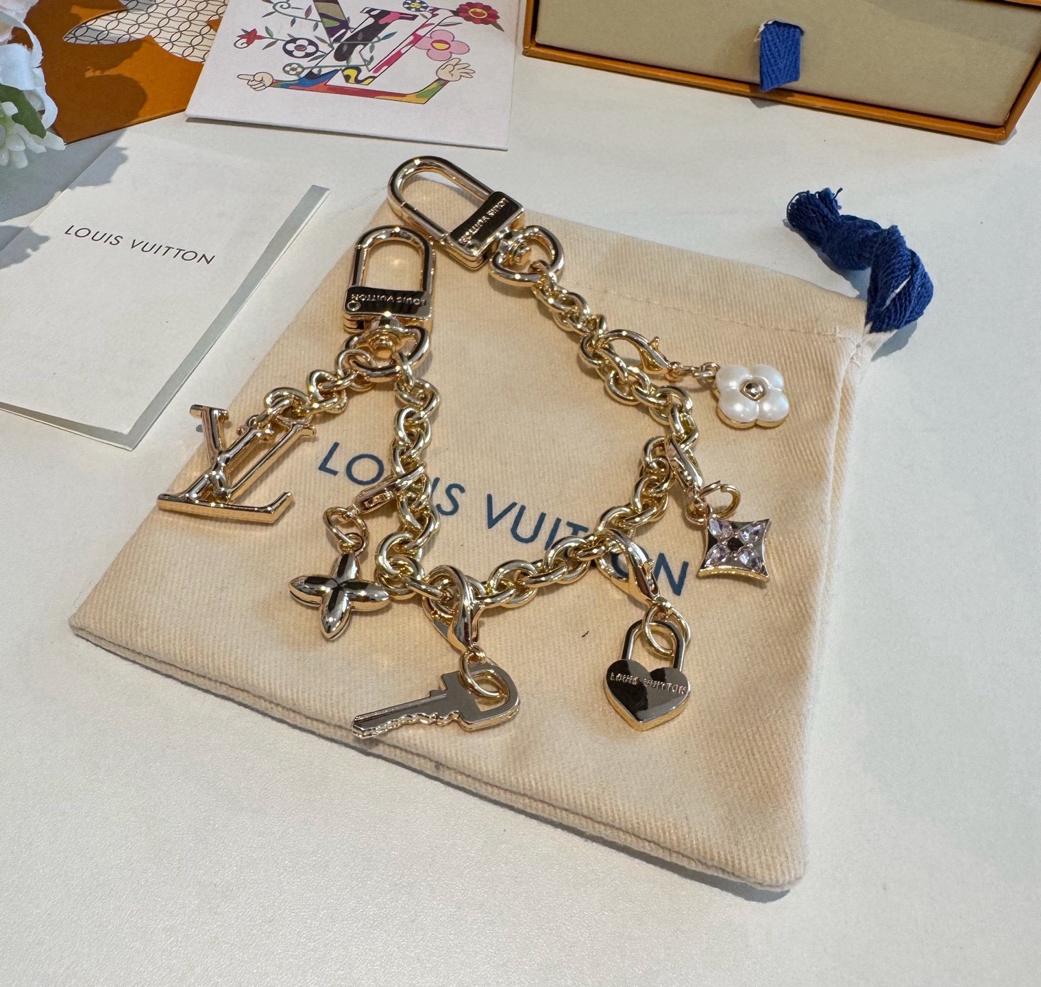 lv钥匙扣 官网新款 包包链条挂件 多功能链条 包饰&包包肩带延长链本款链条包饰出自路易威登x村上隆复刻
