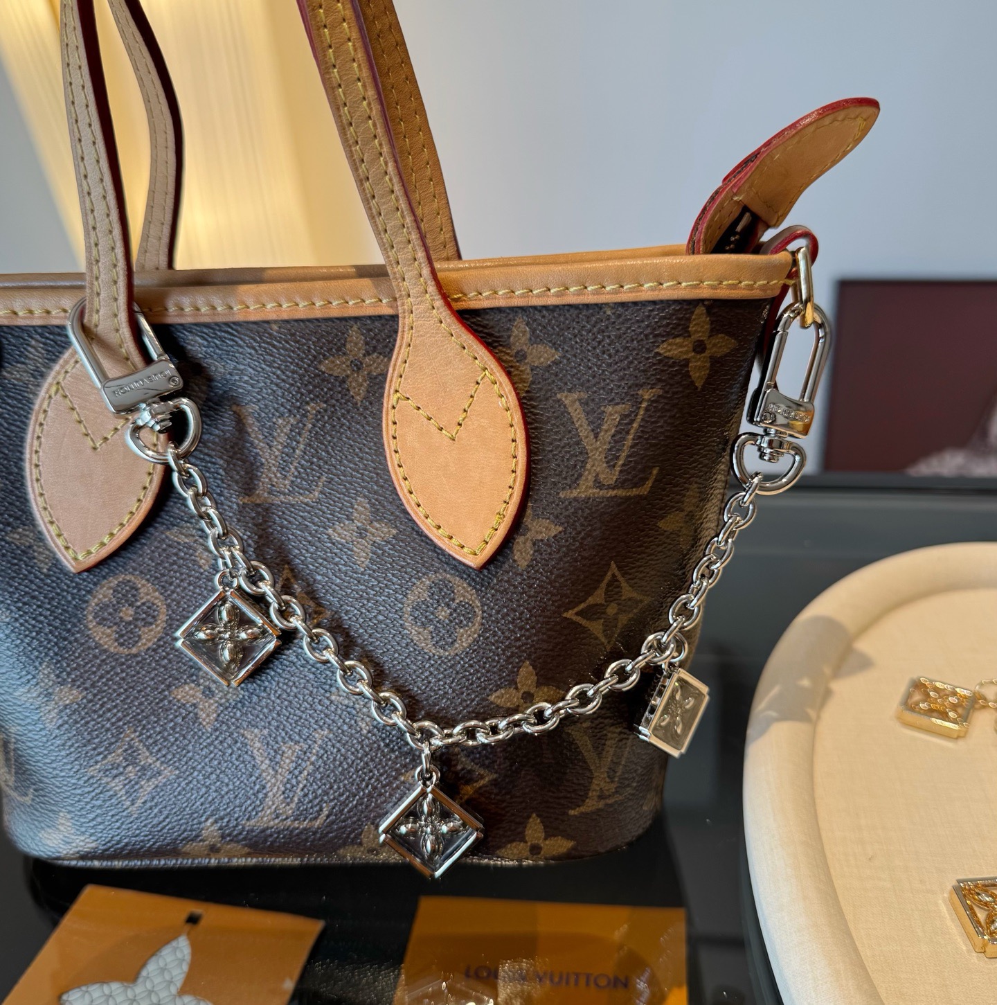 官网新款🔥LV包链钥匙扣 路易威登 Sailor包链 挂饰 包包链条精选莹亮金属材质，链节设计灵感源自航