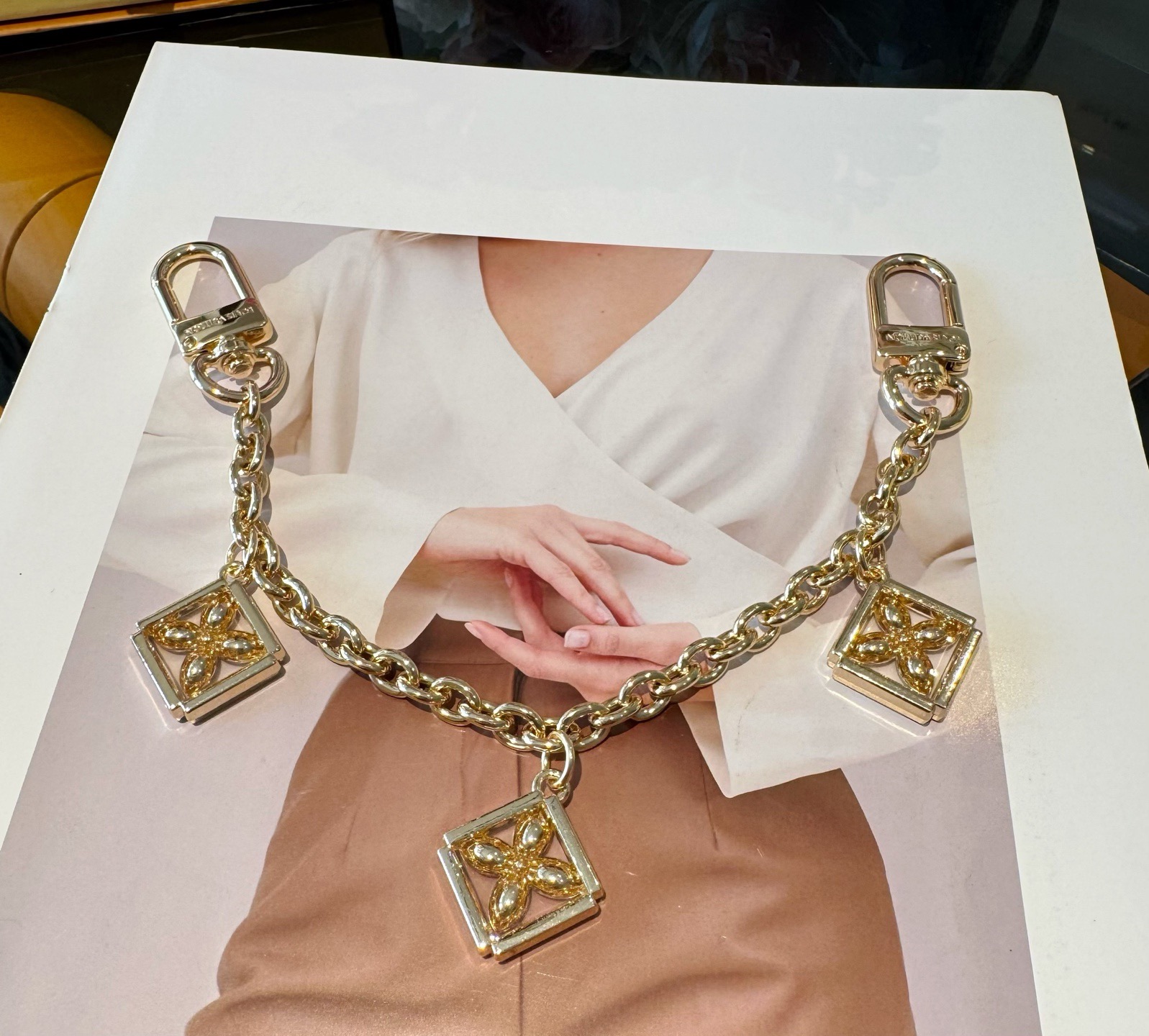 官网新款🔥LV包链钥匙扣 路易威登 Sailor包链 挂饰 包包链条精选莹亮金属材质，链节设计灵感源自航