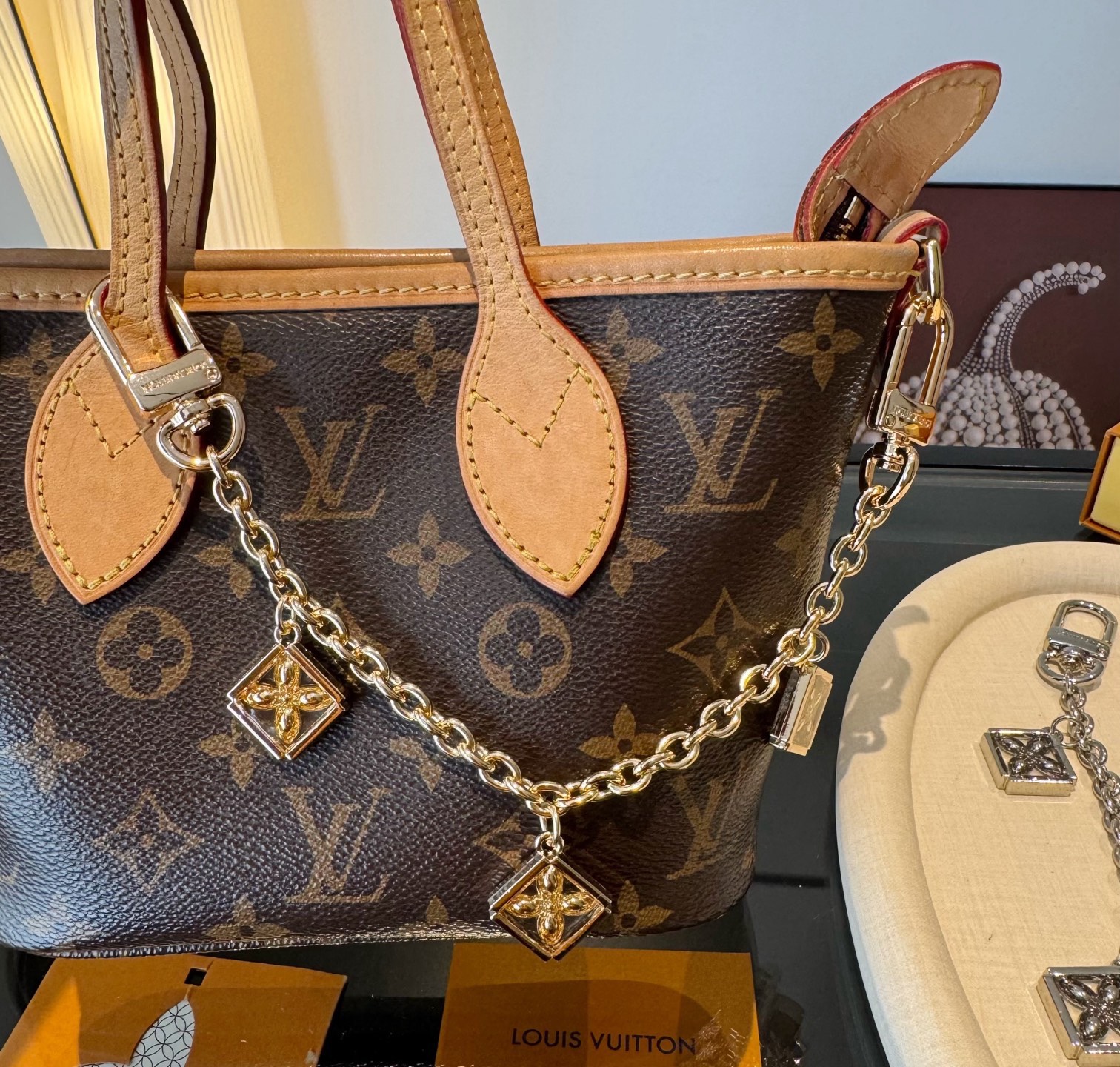 官网新款🔥LV包链钥匙扣 路易威登 Sailor包链 挂饰 包包链条精选莹亮金属材质，链节设计灵感源自航