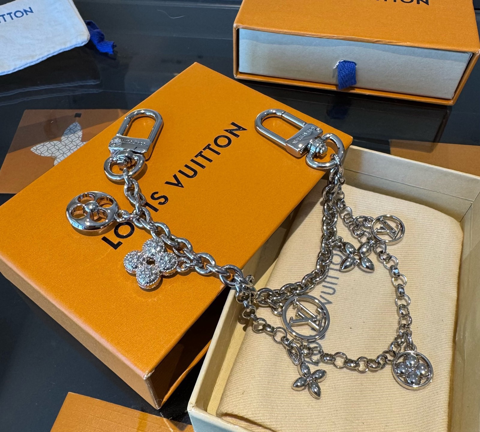 官网新款🔥LV包链钥匙扣 路易威登 Sailor包链 挂饰 包包链条精选莹亮金属材质，链节设计灵感源自航