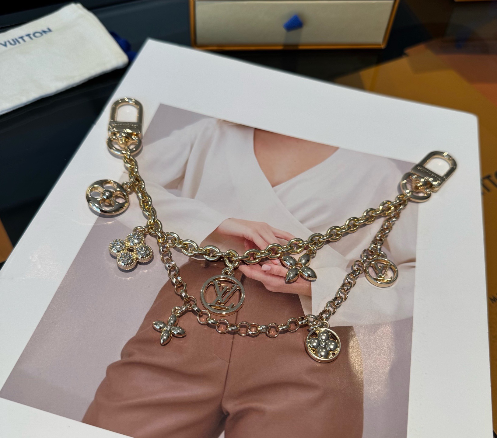 官网新款🔥LV包链钥匙扣 路易威登 Sailor包链 挂饰 包包链条精选莹亮金属材质，链节设计灵感源自航