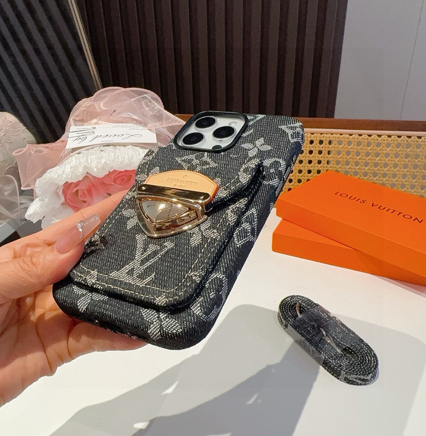 🔥LV牛仔锁头卡包手机壳 肩带斜挎手机壳 全包软壳 装取机方便，侧边五金按键 质感杠杠滴[强]型号：为了