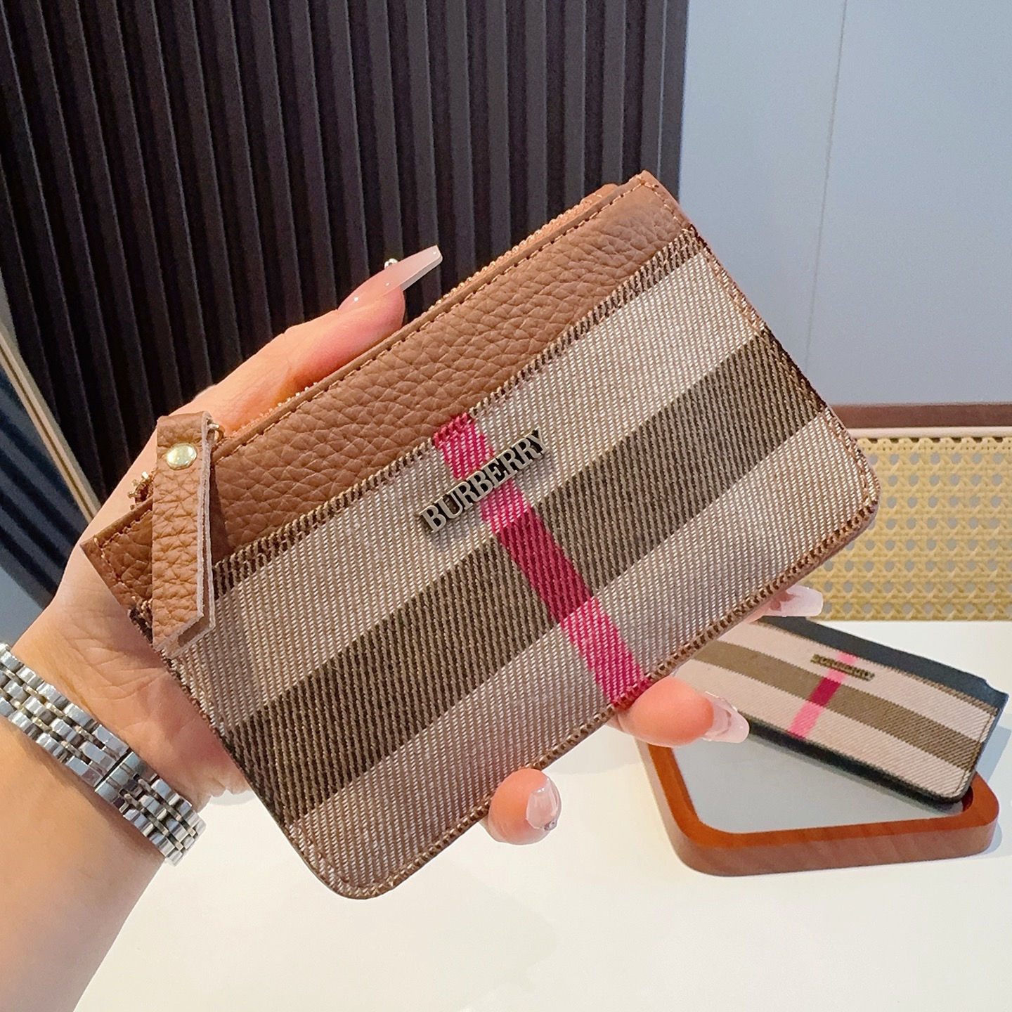 🔥巴宝莉零钱包钥匙包，帆布拼头层牛皮 有隔层 可放口红零钱耳机等小物件 手感真的很赞❗️