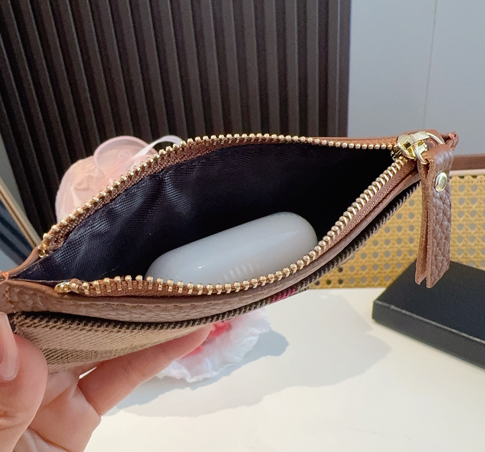 🔥巴宝莉零钱包钥匙包，帆布拼头层牛皮 有隔层 可放口红零钱耳机等小物件 手感真的很赞❗️