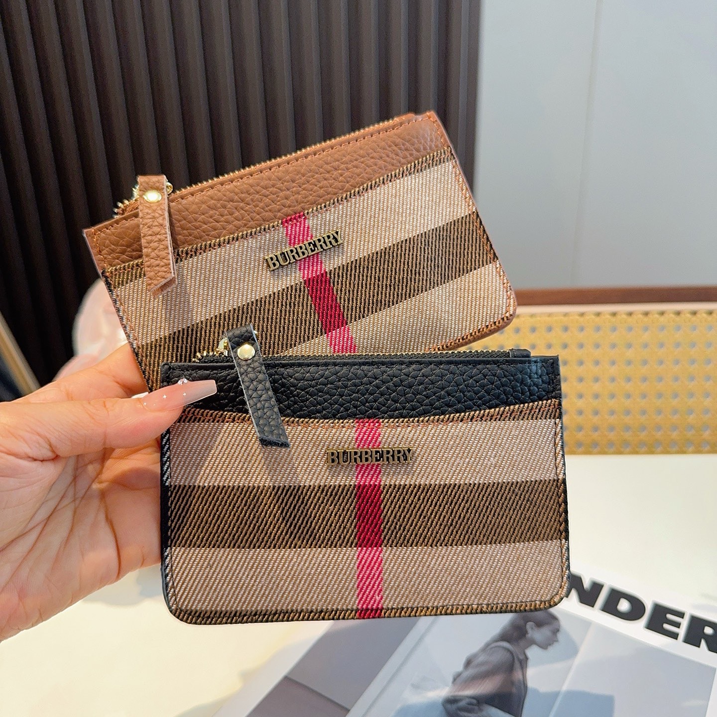 🔥巴宝莉零钱包钥匙包，帆布拼头层牛皮 有隔层 可放口红零钱耳机等小物件 手感真的很赞❗️