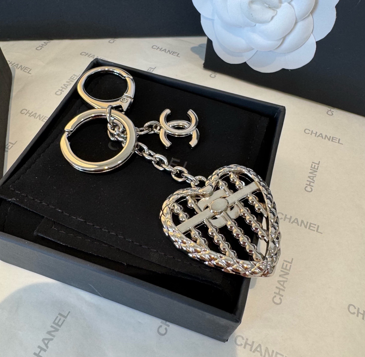 🔥CHANEL香奈儿爱心❤️算盘钥匙扣挂件 ~包包挂饰车钥匙挂件精巧算盘珠点缀爱心设计，经典菱格纹搭配双