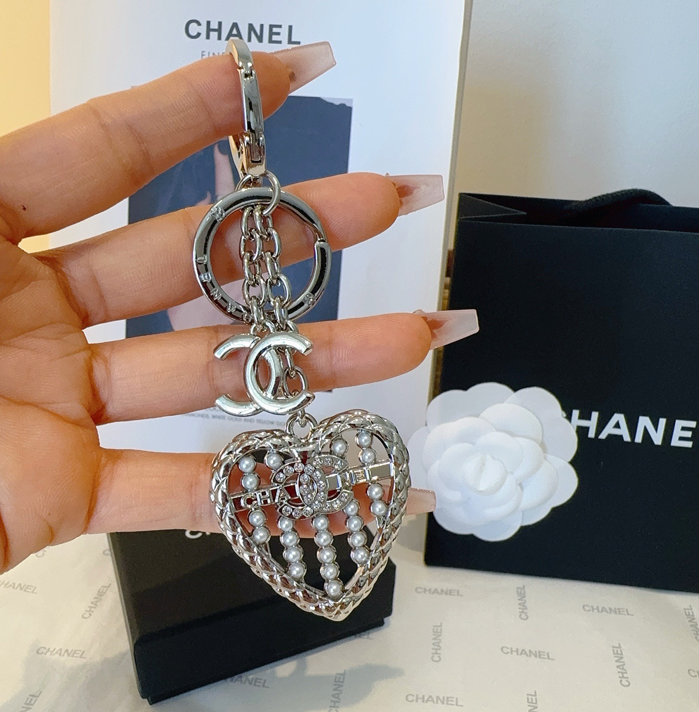 🔥CHANEL香奈儿爱心❤️算盘钥匙扣挂件 ~包包挂饰车钥匙挂件精巧算盘珠点缀爱心设计，经典菱格纹搭配双