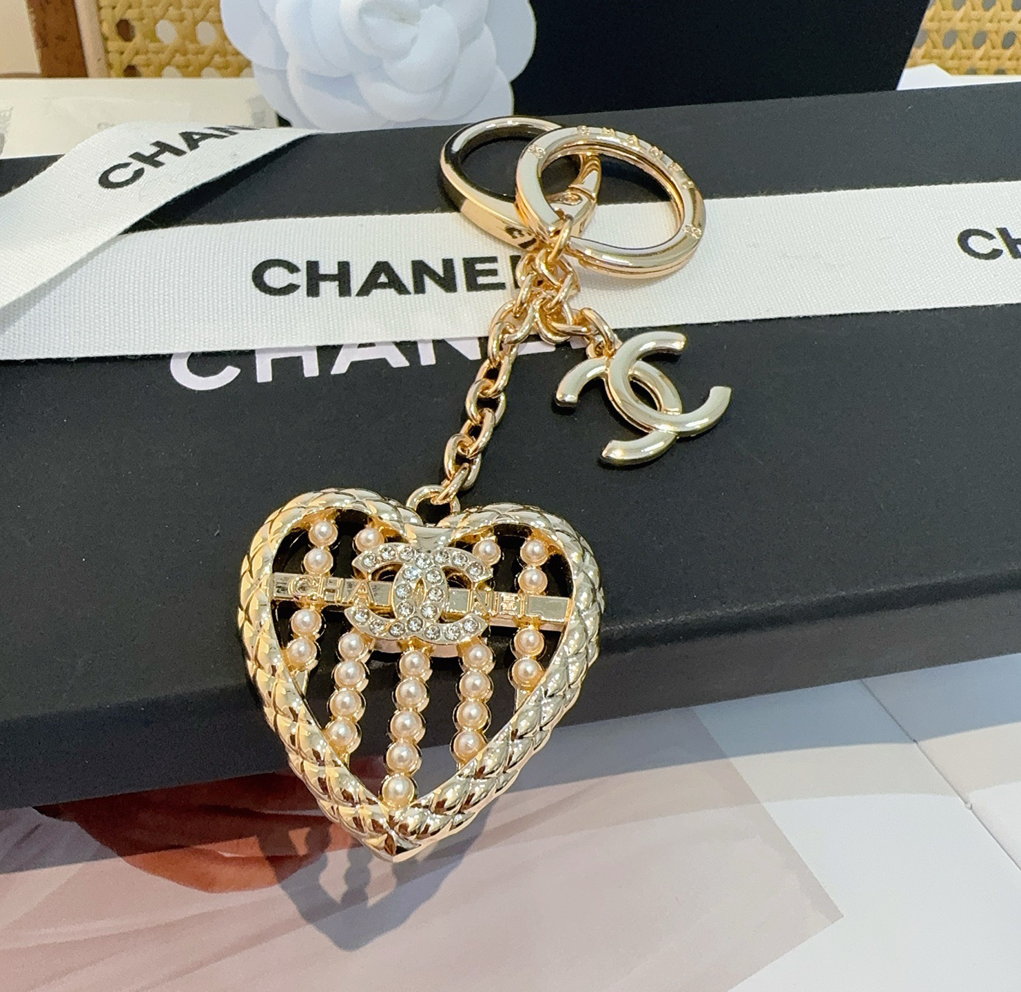 🔥CHANEL香奈儿爱心❤️算盘钥匙扣挂件 ~包包挂饰车钥匙挂件精巧算盘珠点缀爱心设计，经典菱格纹搭配双