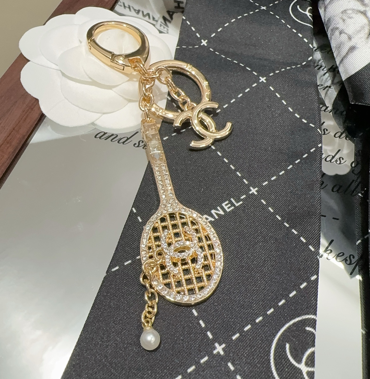 🔥CHANEL香奈儿网球拍钥匙扣挂件 ~包包挂饰车钥匙挂件经典菱格纹搭配双C标志，奢华与趣味并存。随身挂