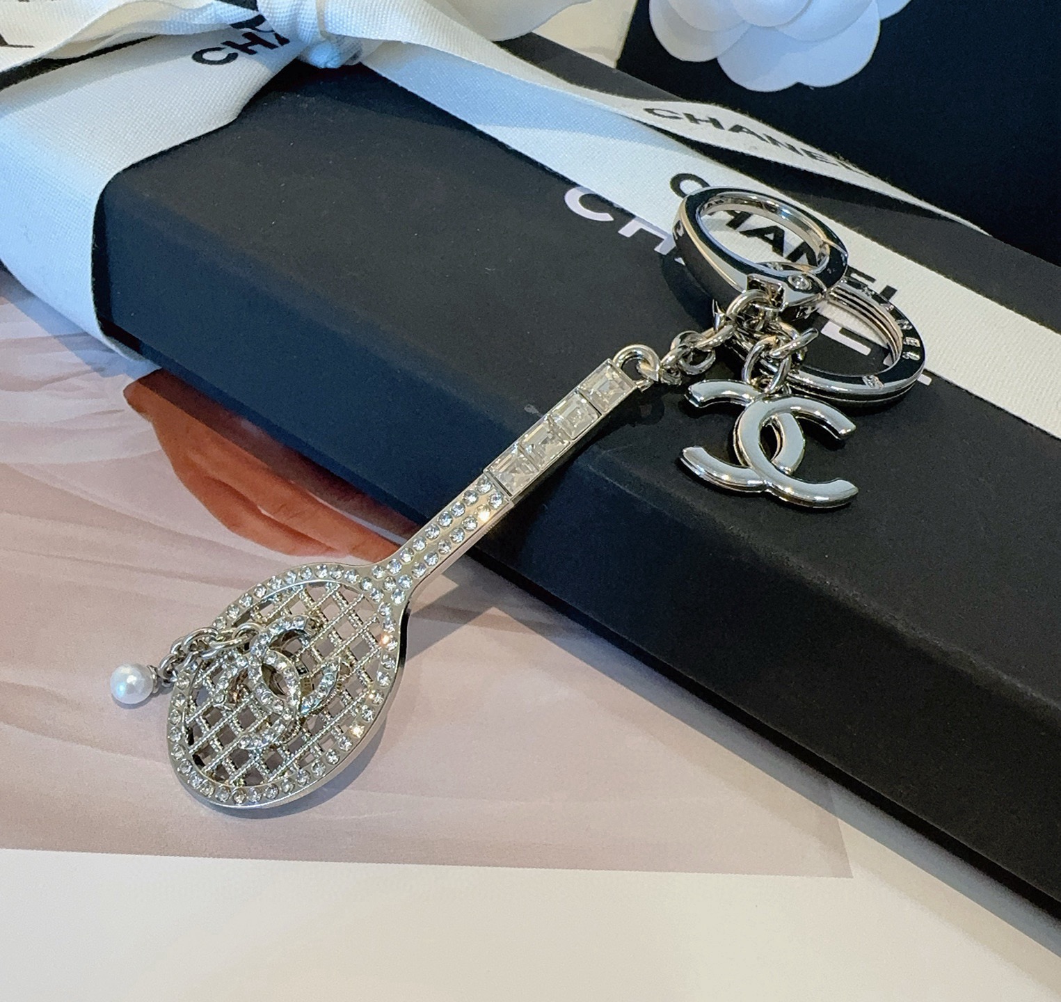 🔥CHANEL香奈儿网球拍钥匙扣挂件 ~包包挂饰车钥匙挂件经典菱格纹搭配双C标志，奢华与趣味并存。随身挂