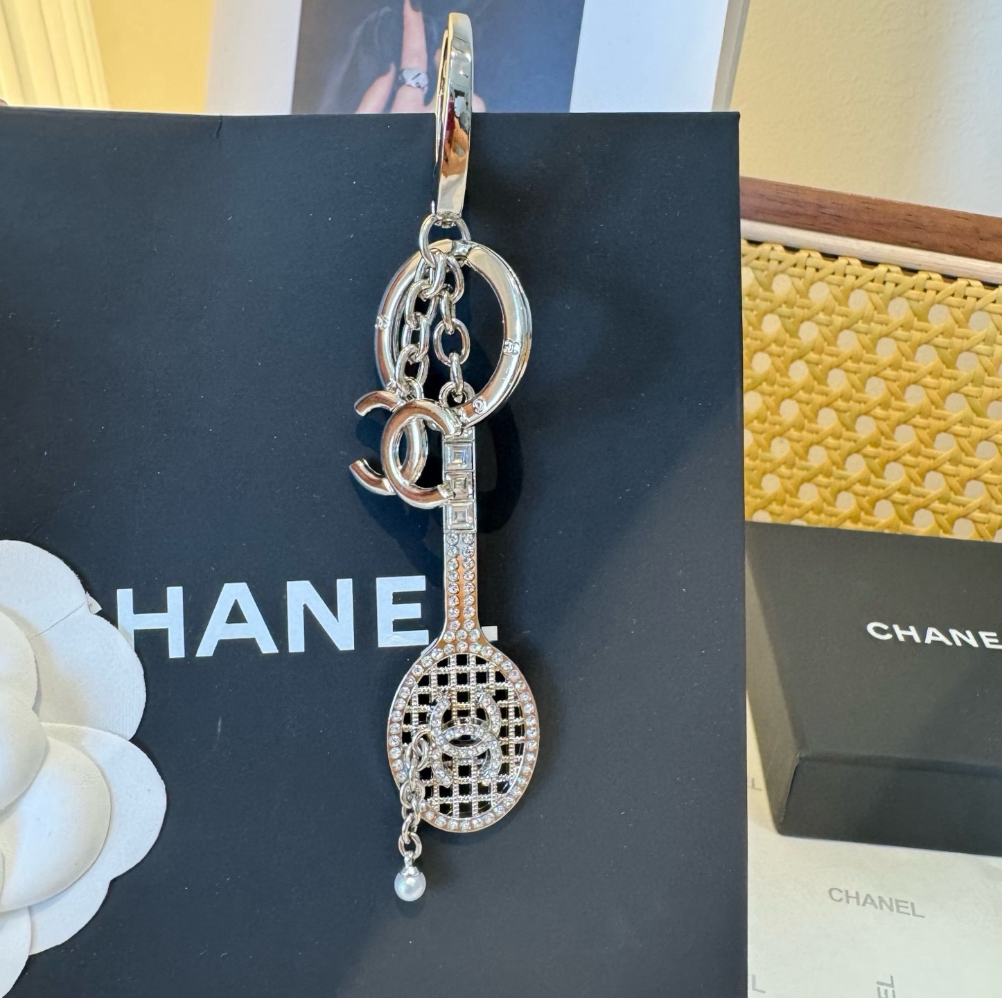 🔥CHANEL香奈儿网球拍钥匙扣挂件 ~包包挂饰车钥匙挂件经典菱格纹搭配双C标志，奢华与趣味并存。随身挂