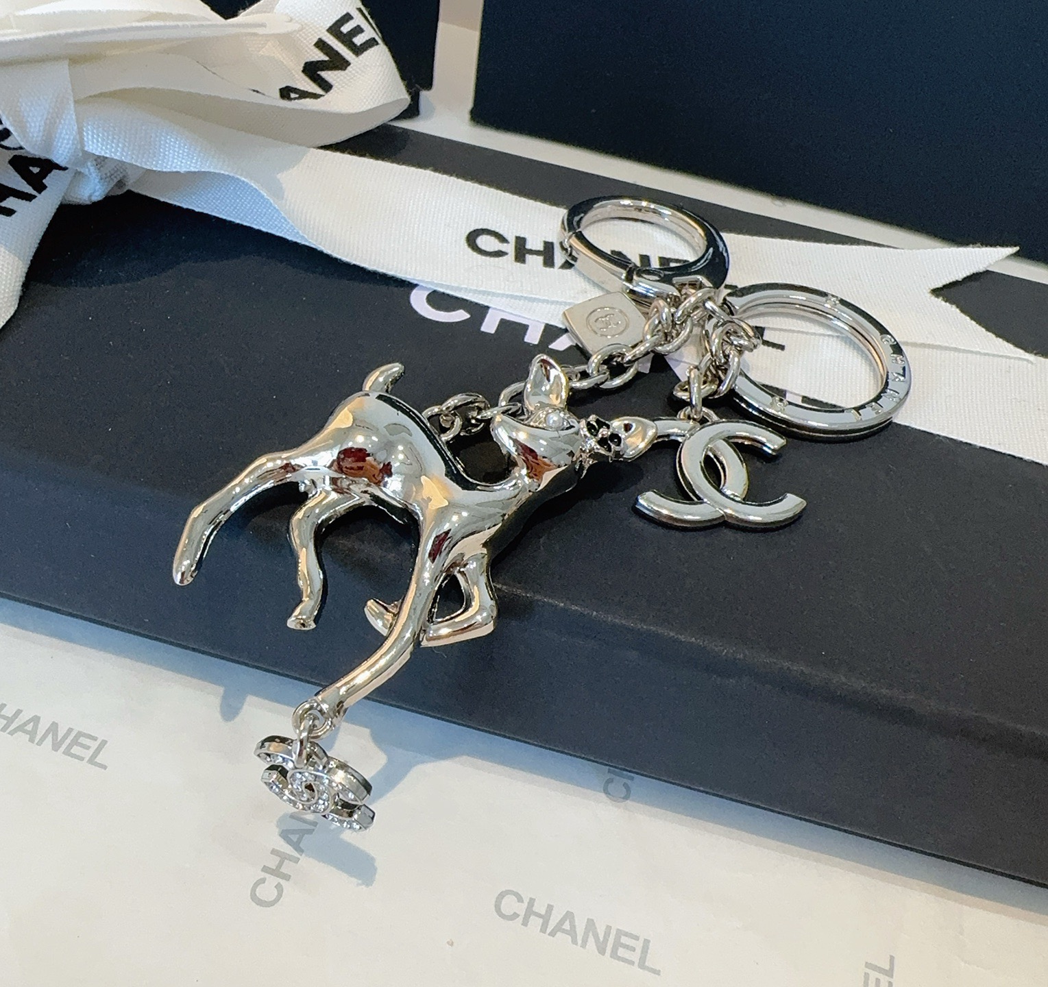 🔥CHANEL香奈儿梅花鹿🦌钥匙扣挂件 ~包包挂饰车钥匙挂件经典双C标志，奢华与趣味并存。随身挂包/钥匙