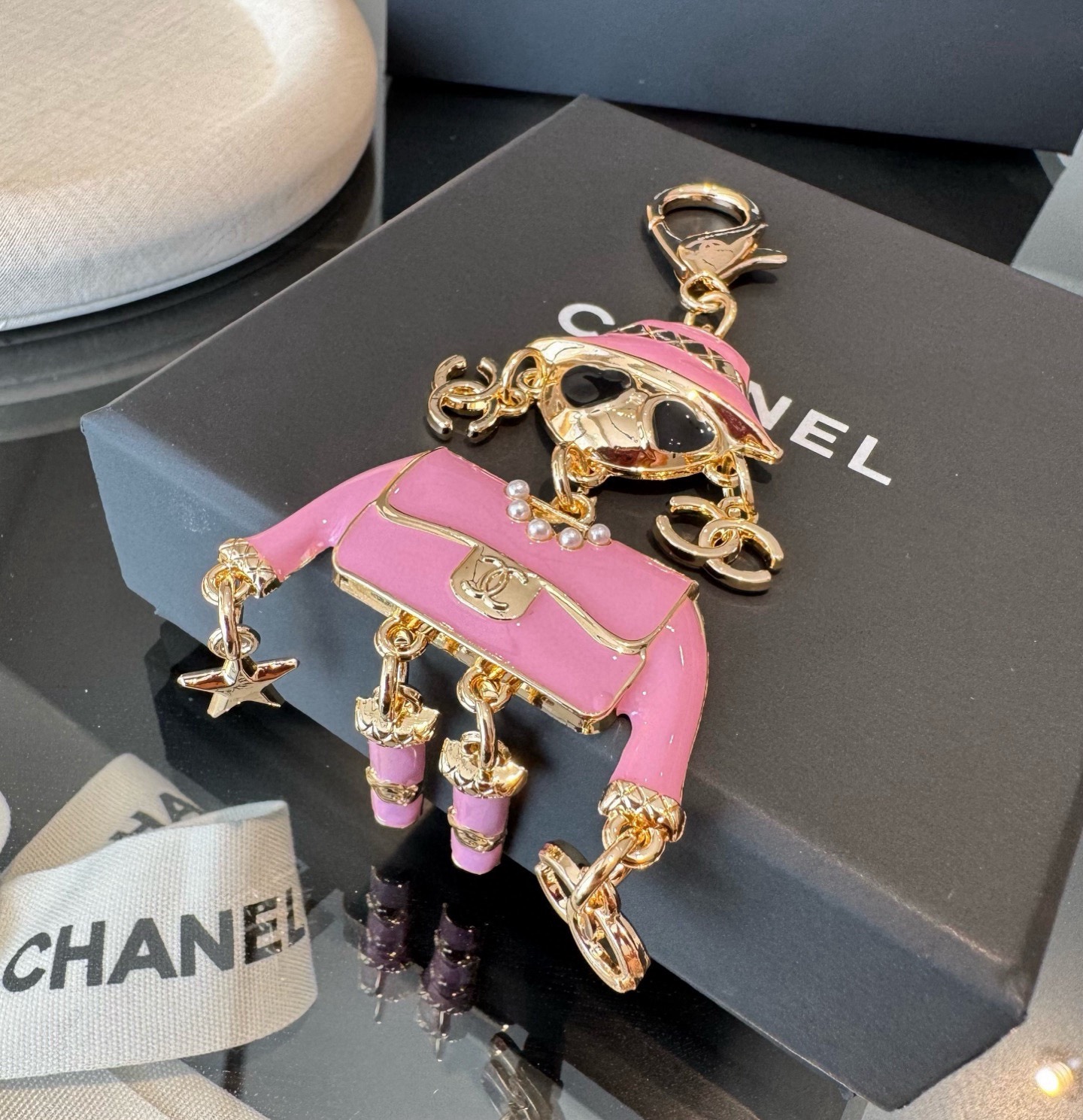 🔥CHANEL香奈儿外星人钥匙扣挂件 ~包包挂饰车钥匙挂件珐琅搭配金属双C奢华与趣味并存。随身挂包/钥匙