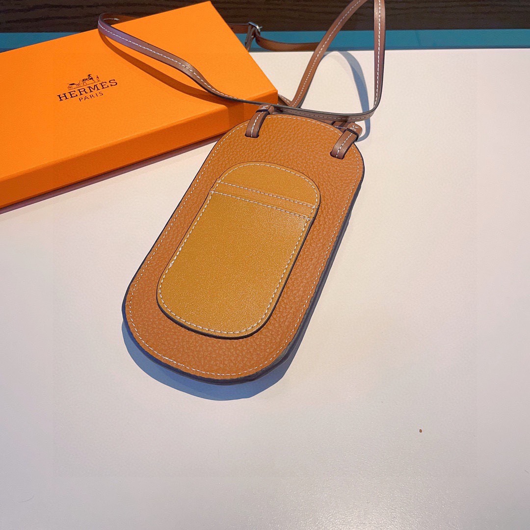 🔥爱马仕H手机包斜挎包包，肩带🉑️调节，头层牛皮做工精致，前后双袋设计，后袋卡包可放卡片身份证，出门不带