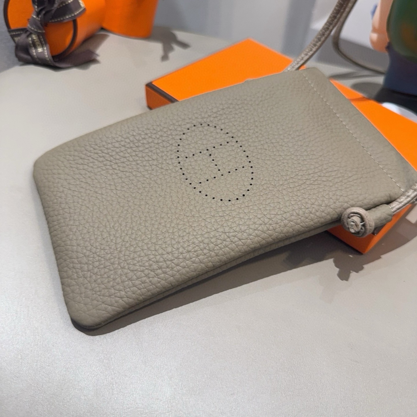 🔥爱马仕H手机包斜挎mini包包，肩带🉑️调节，头层牛皮做工精致，可放2部手机 出门不带现金的时代，一个