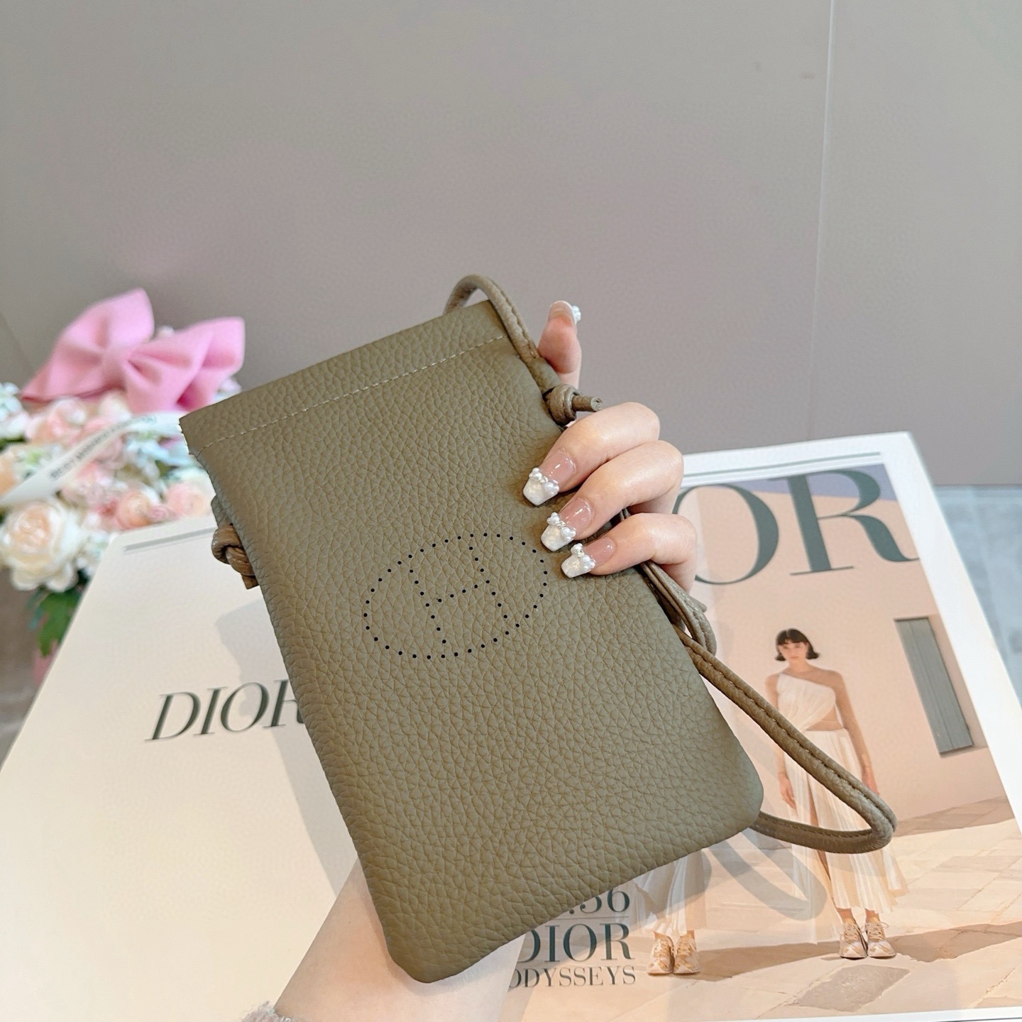 🔥爱马仕H手机包斜挎mini包包，肩带🉑️调节，头层牛皮做工精致，可放2部手机 出门不带现金的时代，一个