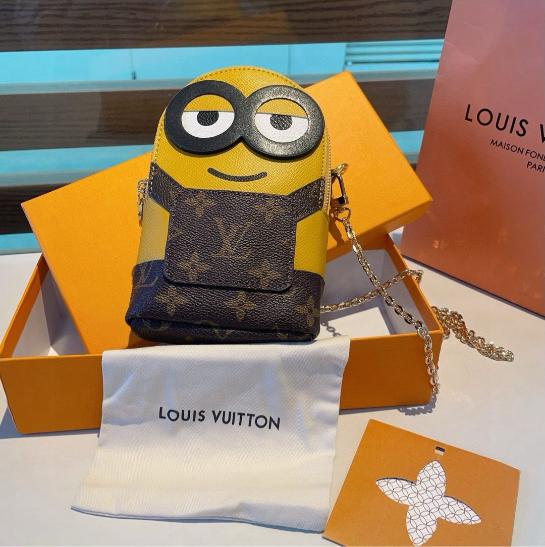 🔥LV小黄人手机包，链条斜挎手机包，零钱包，可装1/2部手机及零钱💄生活出门不需要带现金的时代，这个包完