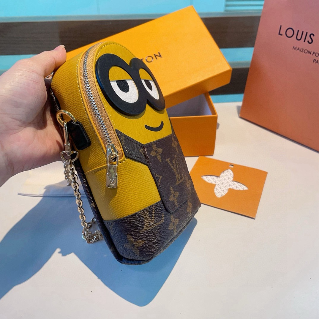 🔥LV小黄人手机包，链条斜挎手机包，零钱包，可装1/2部手机及零钱💄生活出门不需要带现金的时代，这个包完