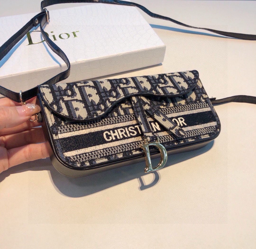 ✨新品上架✨Dior刺绣经典老花通用手机包 斜挎包包，内置卡片层🔥🔥百搭时尚老花系列🖤💙💜