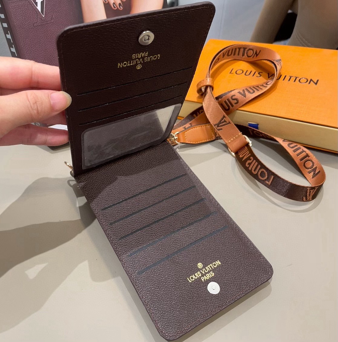 🔥LV经典老花通用手机包斜挎包 多功能卡包，零钱包，，配织带肩带 长度🉑️调节生活出门不需要带现金的时代