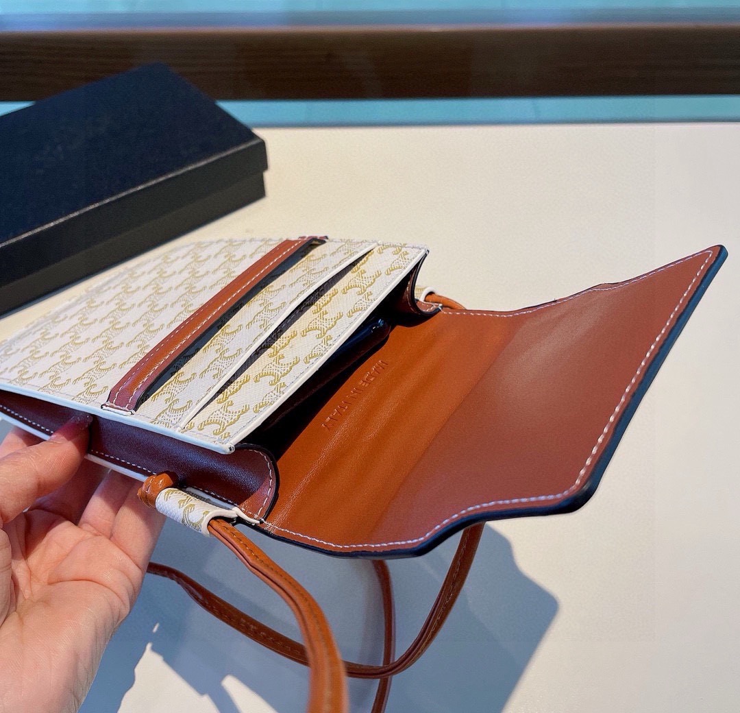 🔥赛琳Celine今年最火凯旋门老花手机包，可斜挎，做工精致，前后双袋设计，后袋也可装手机，零钱，出门不