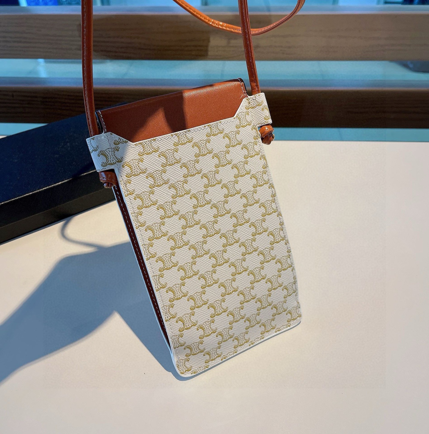 🔥赛琳Celine今年最火凯旋门老花手机包，可斜挎，做工精致，前后双袋设计，后袋也可装手机，零钱，出门不