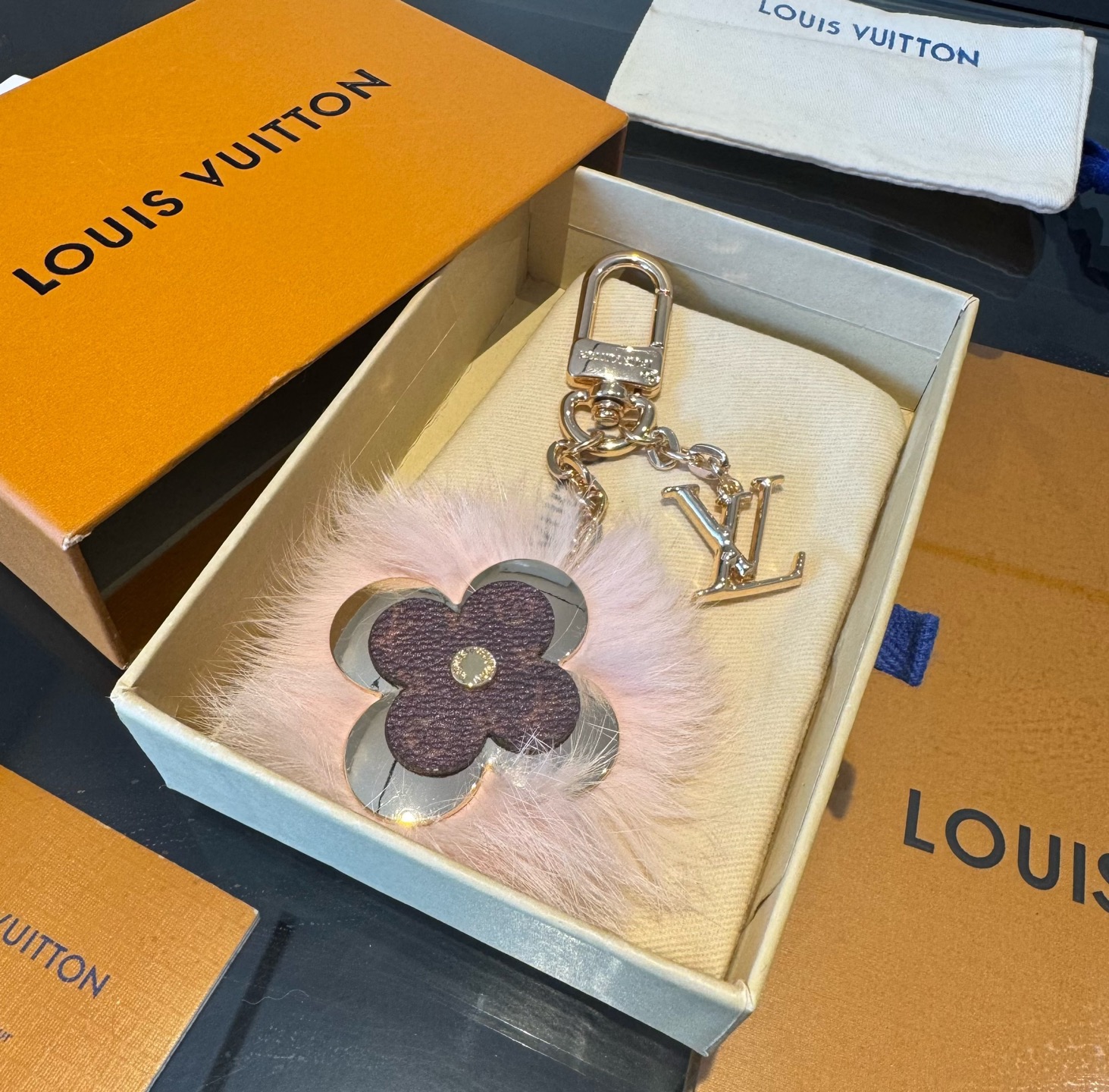 Lv钥匙扣官网新款 水貂毛钥匙扣挂饰 包包挂件 钥匙扣