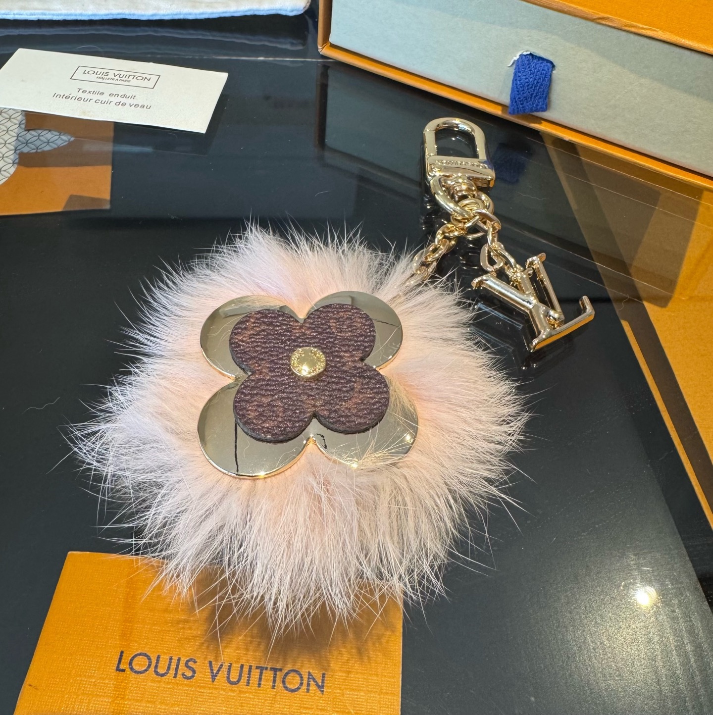 Lv钥匙扣官网新款 水貂毛钥匙扣挂饰 包包挂件 钥匙扣