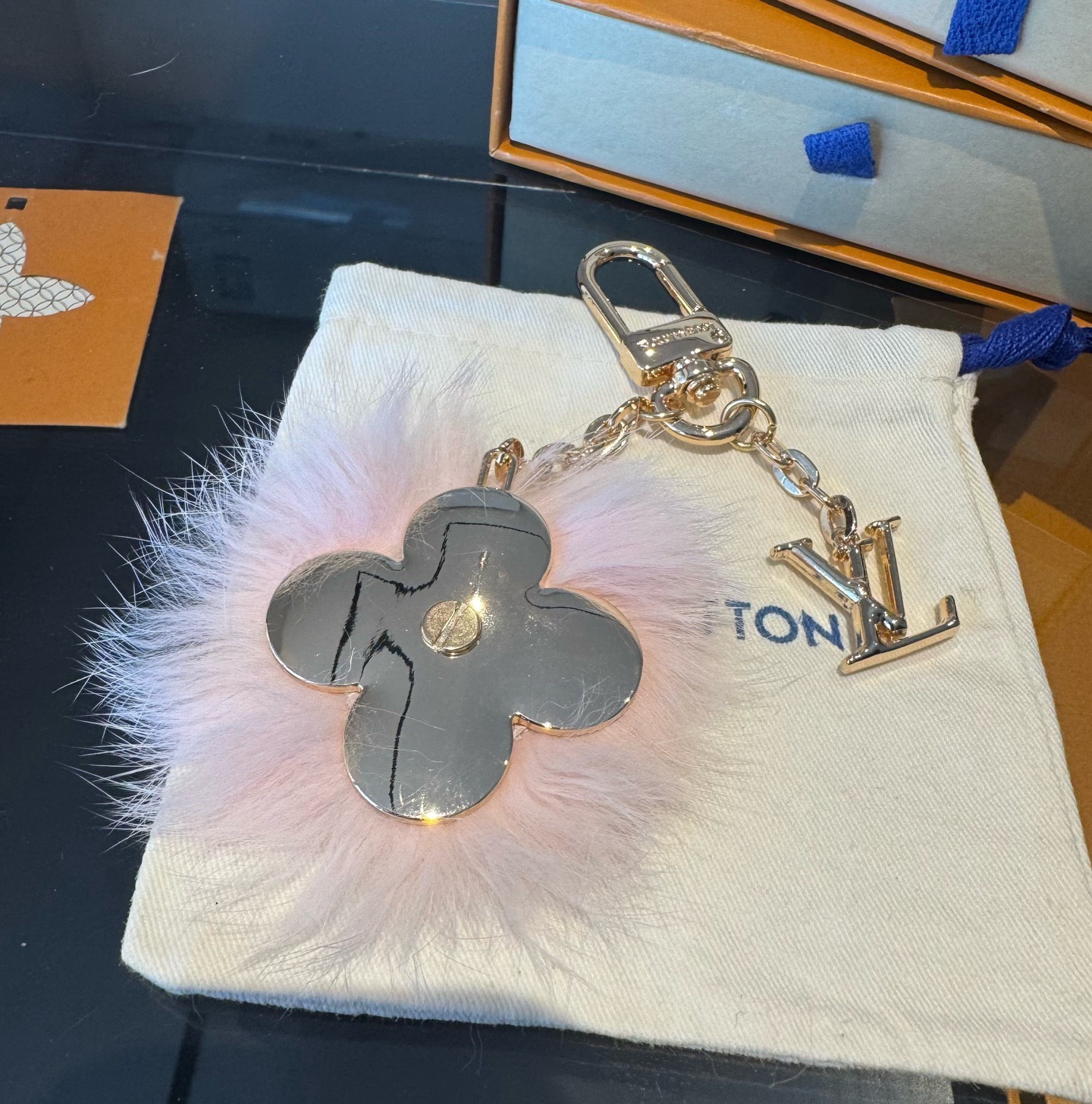 Lv钥匙扣官网新款 水貂毛钥匙扣挂饰 包包挂件 钥匙扣