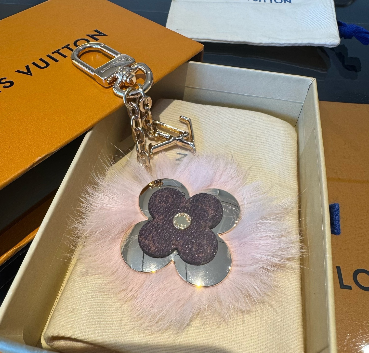 Lv钥匙扣官网新款 水貂毛钥匙扣挂饰 包包挂件 钥匙扣