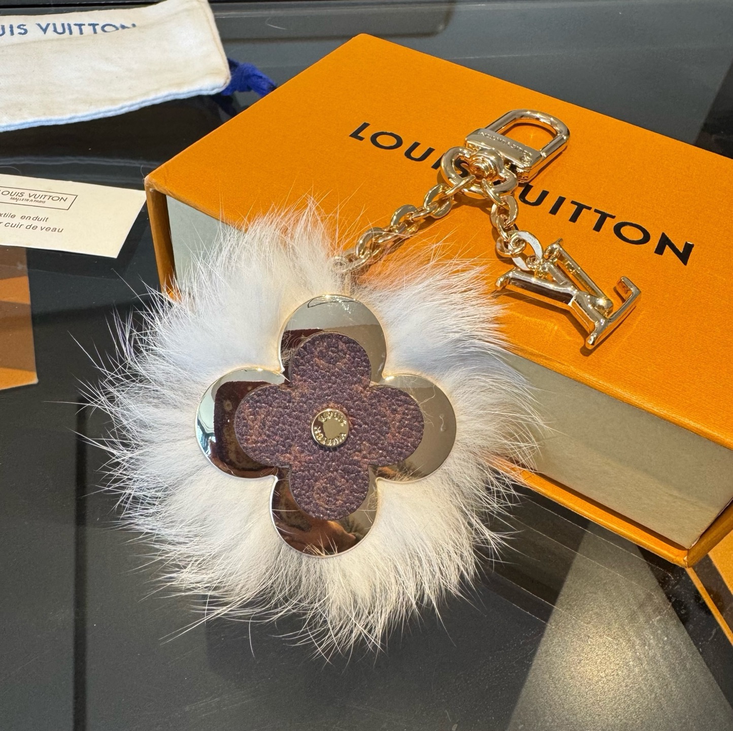 Lv钥匙扣官网新款 水貂毛钥匙扣挂饰 包包挂件 钥匙扣