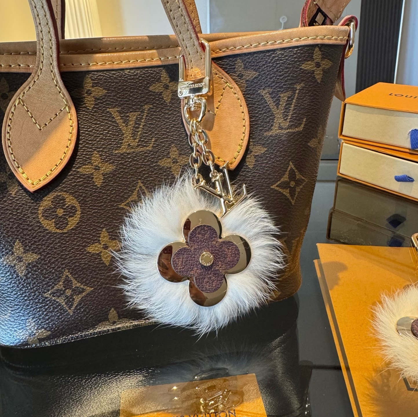 Lv钥匙扣官网新款 水貂毛钥匙扣挂饰 包包挂件 钥匙扣