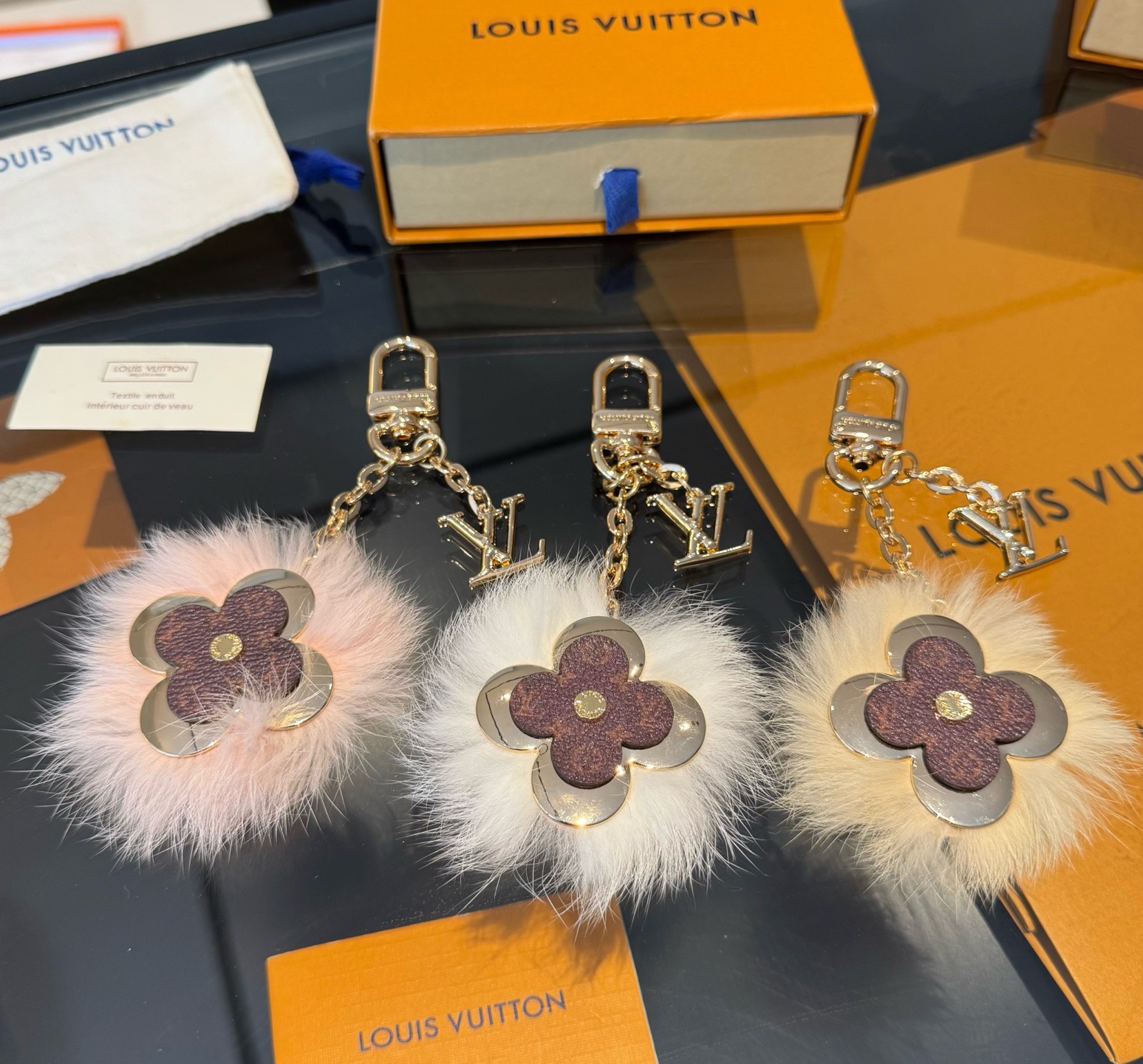 Lv钥匙扣官网新款 水貂毛钥匙扣挂饰 包包挂件 钥匙扣