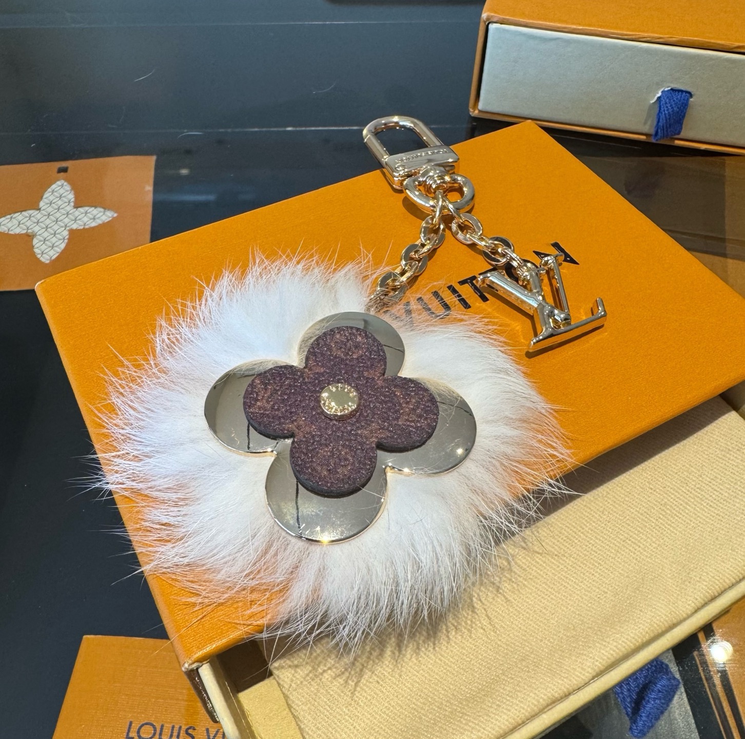 Lv钥匙扣官网新款 水貂毛钥匙扣挂饰 包包挂件 钥匙扣