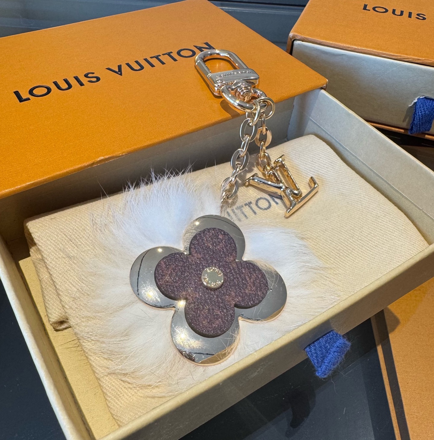 Lv钥匙扣官网新款 水貂毛钥匙扣挂饰 包包挂件 钥匙扣