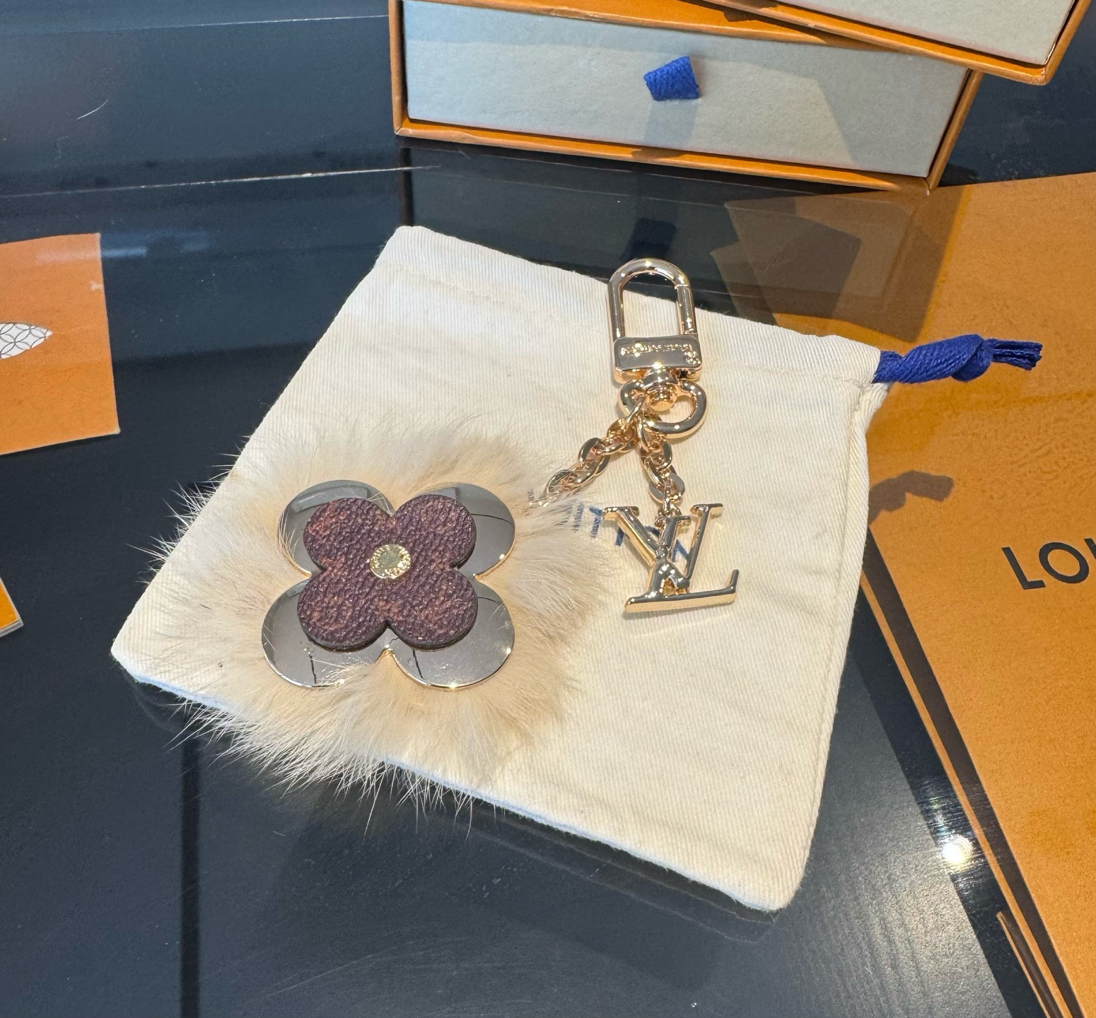 Lv钥匙扣官网新款 水貂毛钥匙扣挂饰 包包挂件 钥匙扣