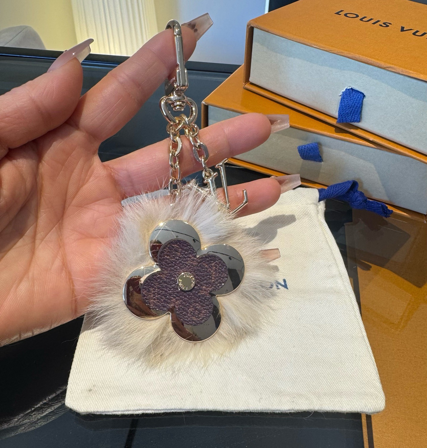 Lv钥匙扣官网新款 水貂毛钥匙扣挂饰 包包挂件 钥匙扣