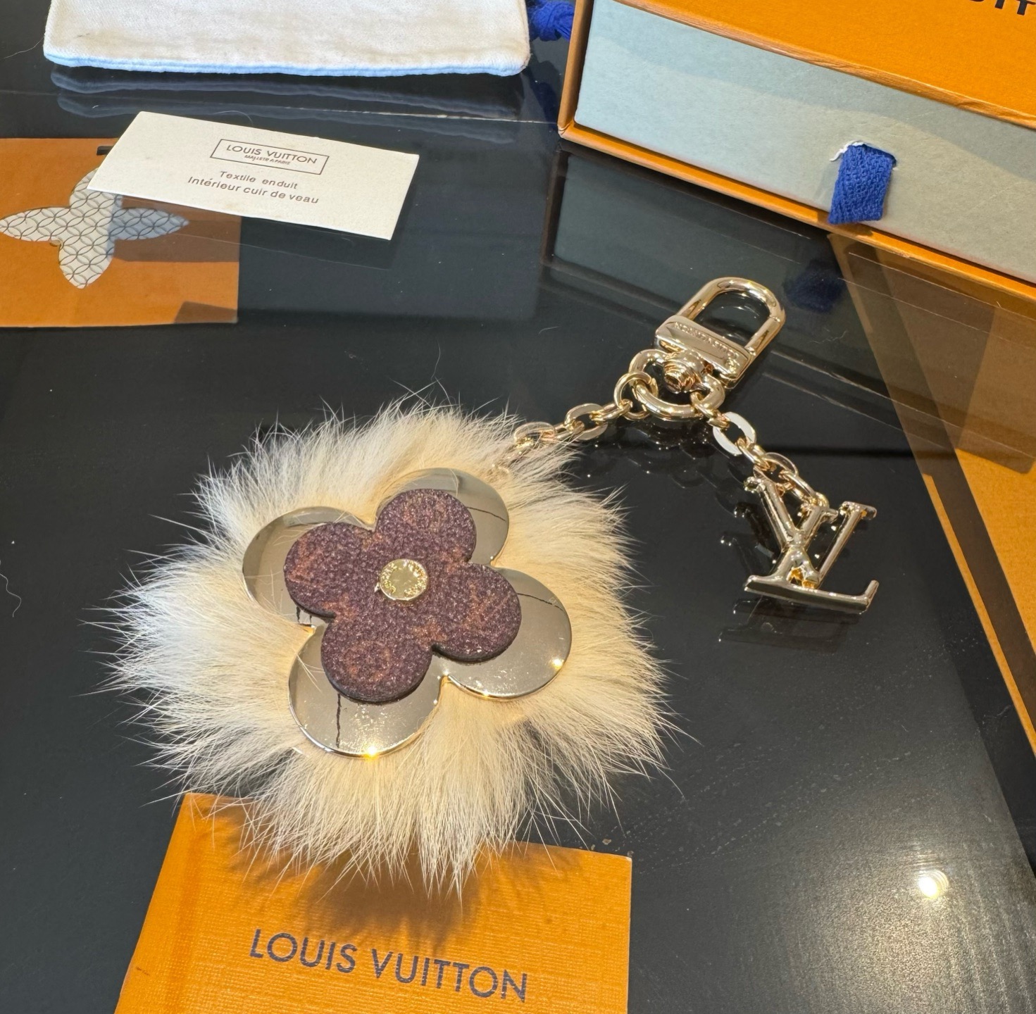Lv钥匙扣官网新款 水貂毛钥匙扣挂饰 包包挂件 钥匙扣