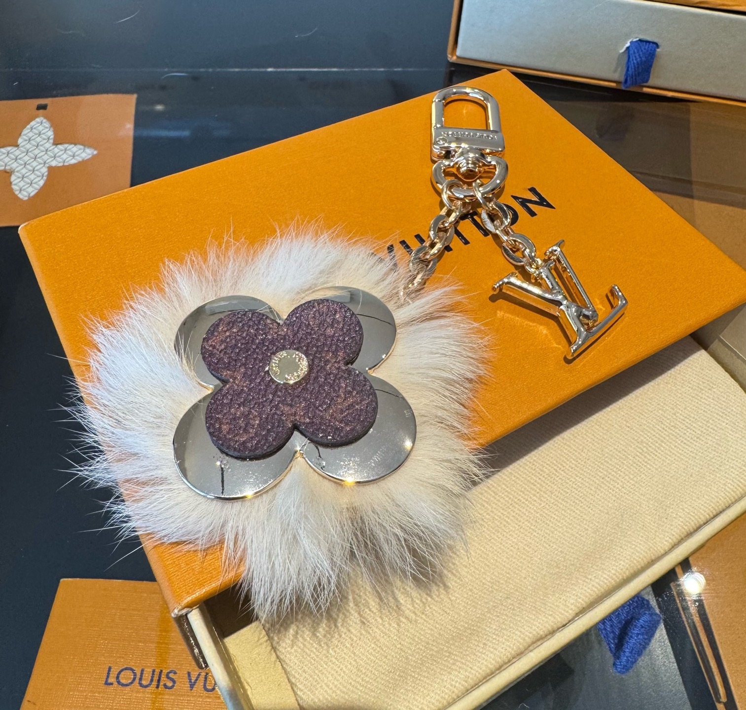 Lv钥匙扣官网新款 水貂毛钥匙扣挂饰 包包挂件 钥匙扣