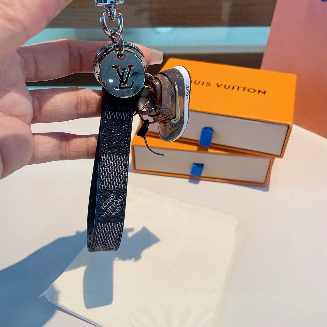 🔥LV经典老花棋格钥匙扣 钥匙扣➕联名nike迷你鞋子挂件时尚个性！车钥匙挂件 包包挂件配饰Monogr