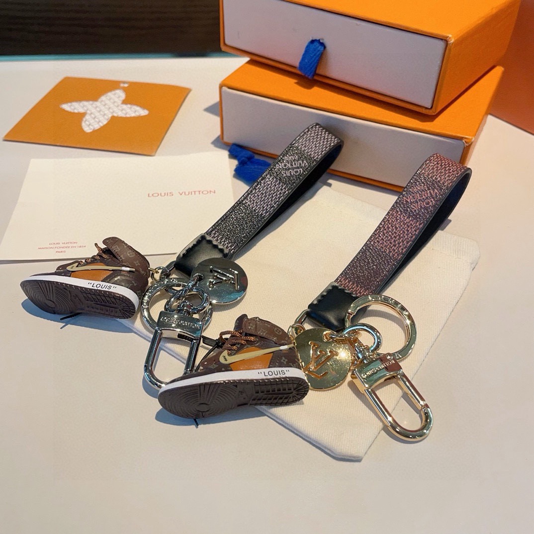 🔥LV经典老花棋格钥匙扣 钥匙扣➕联名nike迷你鞋子挂件时尚个性！车钥匙挂件 包包挂件配饰Monogr