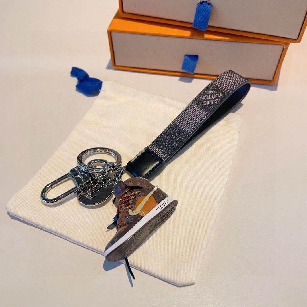 🔥LV经典老花棋格钥匙扣 钥匙扣➕联名nike迷你鞋子挂件时尚个性！车钥匙挂件 包包挂件配饰Monogr