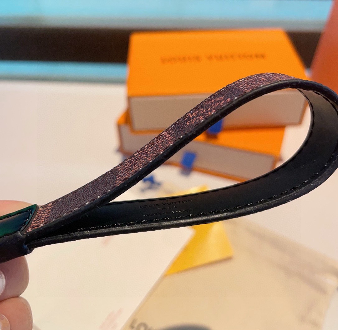 🔥LV经典老花棋格钥匙扣 钥匙扣➕联名nike迷你鞋子挂件时尚个性！车钥匙挂件 包包挂件配饰Monogr