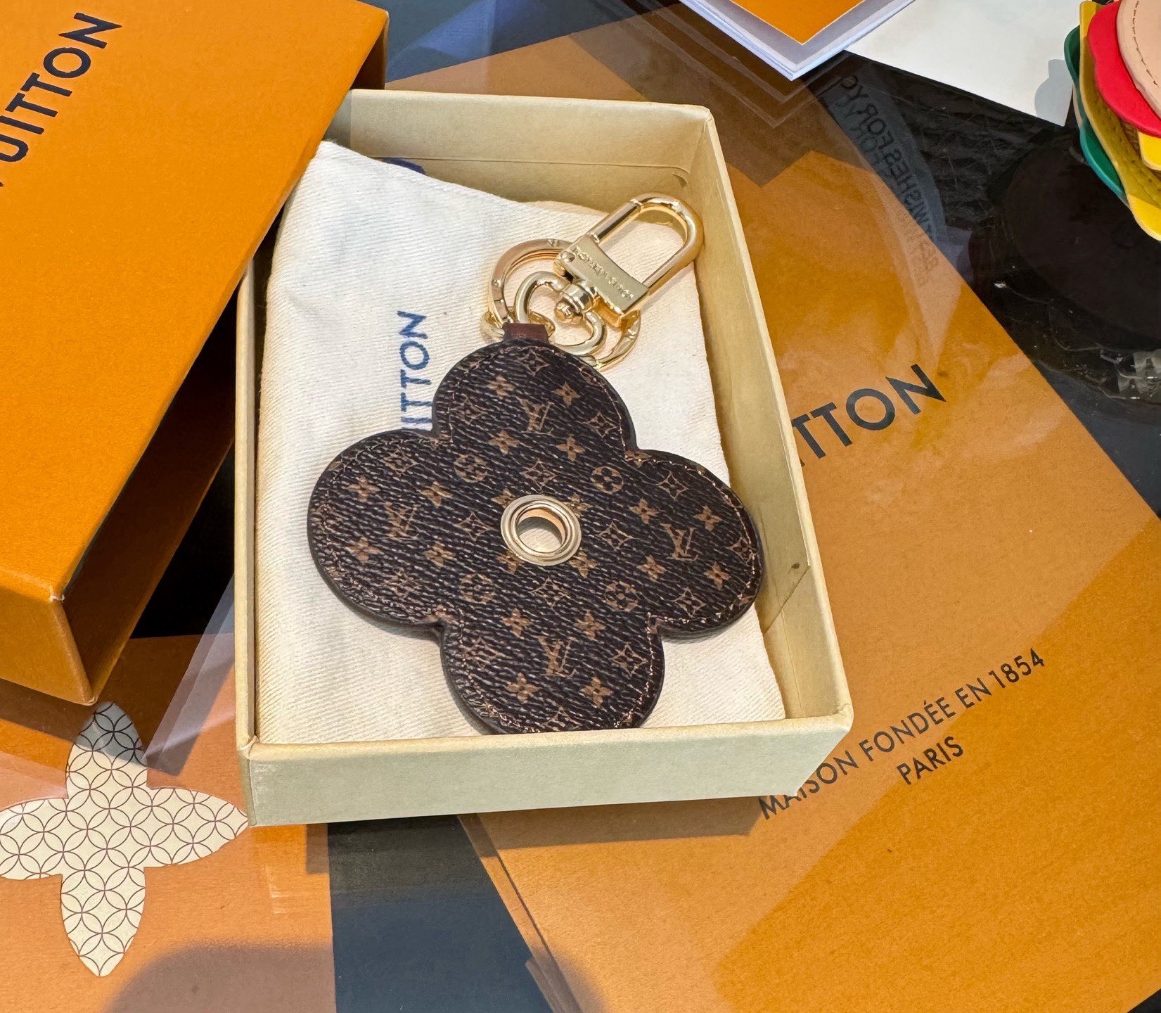 🔥LOUIS VUITTON官网钥匙扣挂件 LV钥匙扣 新款包饰与钥匙扣包包挂件✨借鉴旅行袋中的钥匙扣设