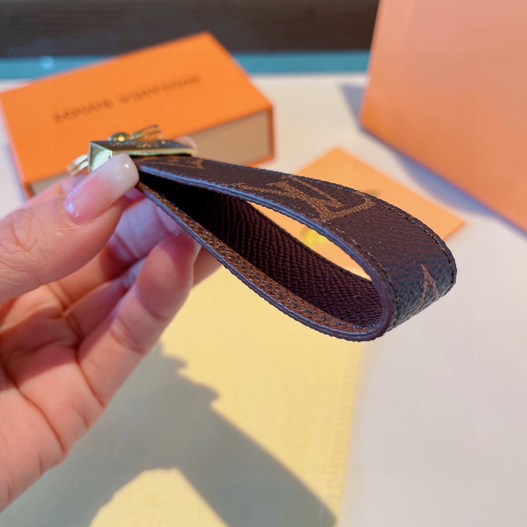 🔥LV 经典老花棋格钥匙扣，而且经久耐用， 是 Dragonne 钥匙扣理想的材质，可打造这款兼具实用性