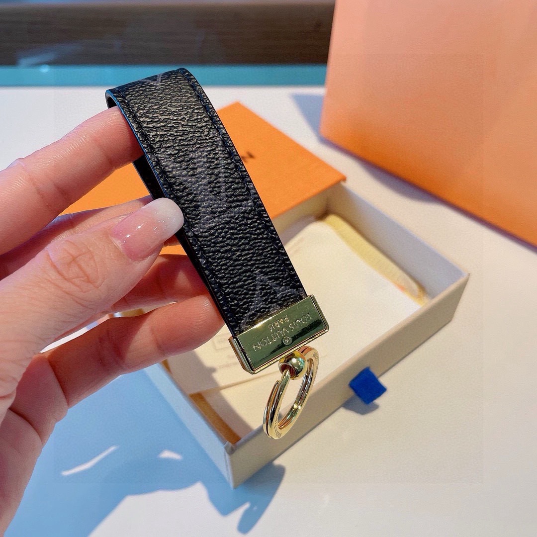 🔥LV 经典老花棋格钥匙扣，而且经久耐用， 是 Dragonne 钥匙扣理想的材质，可打造这款兼具实用性